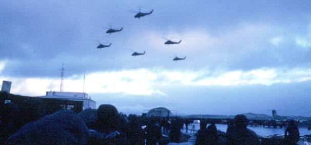 Helicópteros británicos sobrevolando el aeropuerto de Puerto Argentino (Isla Soledad) - Fuente: Rubén Bogado