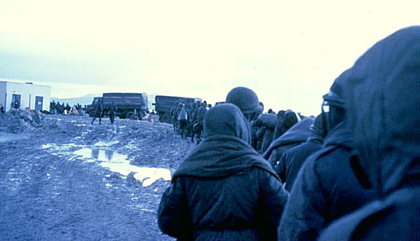 Soldados argentinos llegando al aeropuerto de P. Argentino (Isla Soledad), tras la capitulación - Fuente: Rubén Bogado