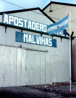 Foto del Apostadero Naval Malvinas durante la guerra de 1982 (Puerto Argentino - Isla Soledad) - Fuente: Chacho Rodríguez Muñoz