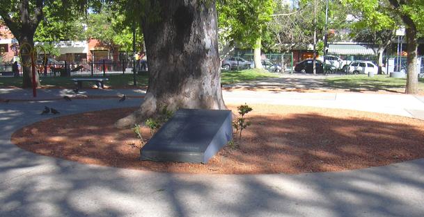 Foto del monumento a los ex combatientes del transporte ELMA Formosa; situado en Helguera y Pareja, Buenos Aires - Fuente: Daniel G. Gionco