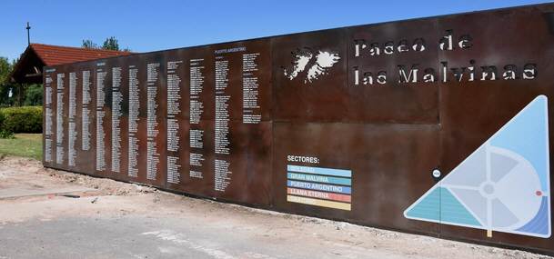 Foto del cartel con la lista de argentinos caídos en combate durante la Guerra de las Malvinas - Fuente: Secr. de atención ciudadana y gestión comunal