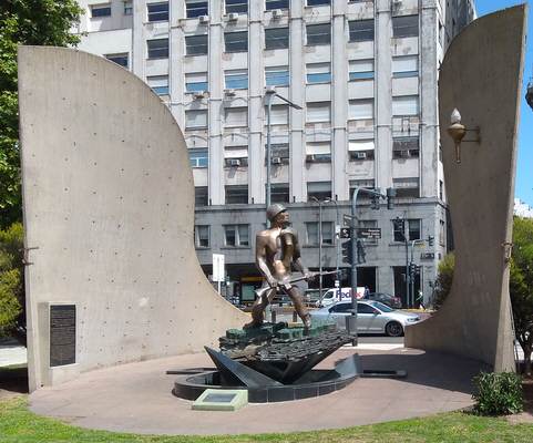 Foto del monumento a los muertos en el conflicto de 1982; situado en Av. Paseo Colón y Adolfo Alsina, Buenos Aires - Fuente: Daniel G. Gionco