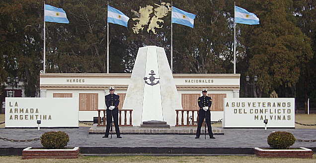 Foto del monumento a los veteranos de Malvinas. emplazado en el Parque Centenario de la Base Naval Pto. Belgrano (Prov. de Buenos Aires) - Fuente: Roberto J. Coccia