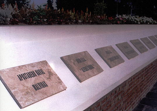 Detalle del monumento de la Base Naval Puerto Belgrano (2002) - Fuente: Roberto J. Coccia