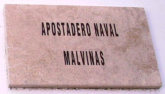 Detalle de la placa del Apostadero Naval Malvinas (2008) - Fuente: Roberto J. Coccia