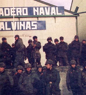 Foto de soldados del BIM 5 en el Apostadero Naval Malvinas - Fuente: Rev. Gente