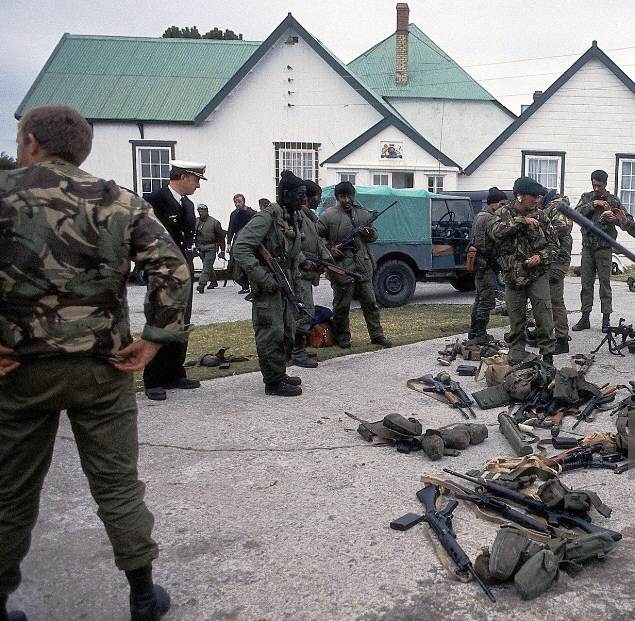 Foto del Cap. Gaffoglio el 2 de abril de 1982 en la Casa de Gobierno (Puerto Argentino) - Fuente: Rafael Wollmann