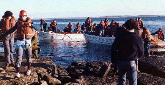 Foto de los tripulantes del ELMA Río Carcarañá desembarcando en la costa oriental de la Bahía Rey (Isla Soledad) - Fuente: Mauricio Balín