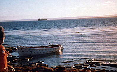 Foto del ELMA Río Carcarañá luego de ser abandonado por la tripulación tras el ataque británico, permanece fondeado en Bahía Rey - Fuente: Edgardo Dell´Elicine