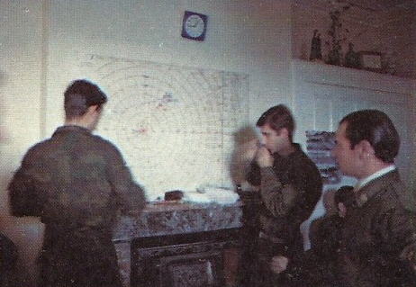 Foto de miembros del Apostadero en el C.I.C. durante la Guerra de las Malvinas (1982) - Fuente: Rev. Aeroespacio