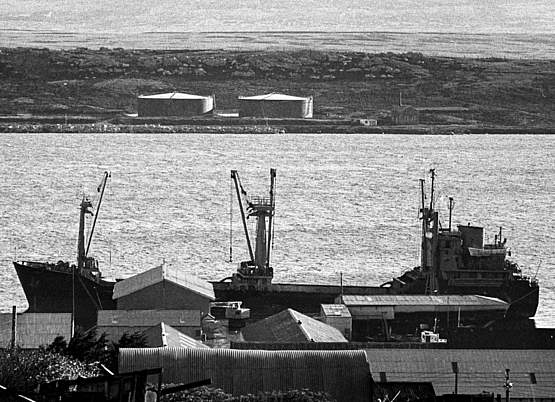 Foto del ARA Isla de los Estados en el Apostadero Naval Malvinas, durante el conflicto de 1982 (Isla Soledad) - Fuente: Telam