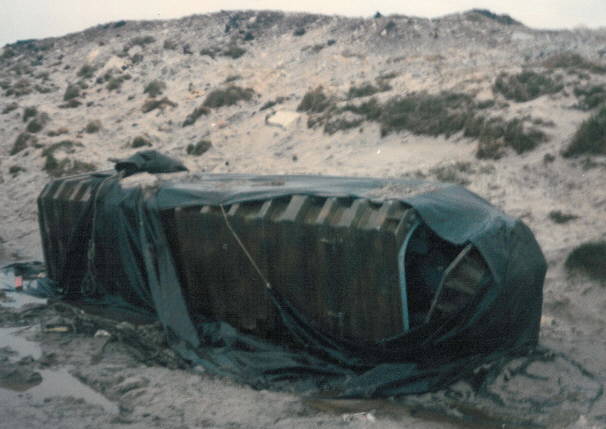 Foto de un contenedor-lanzador de misiles Exocet MM-38 abandonado tras la Guerra de las Malvinas - Fuente: Chris Baxter