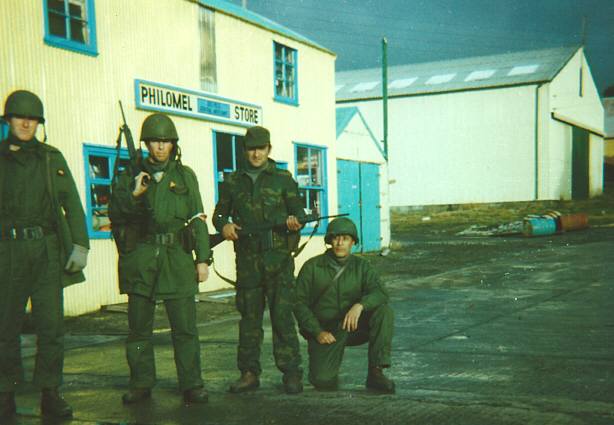 Foto de hombres del Apostadero armados con fusiles FAL frente a la tienda Philomel (1982) - Fuente: Roberto J. Coccia