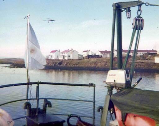 Foto de la popa del Monsunen y un avión Pucará en Pradera del Ganso (Isla Soledad) - Fuente: Adolfo Moore