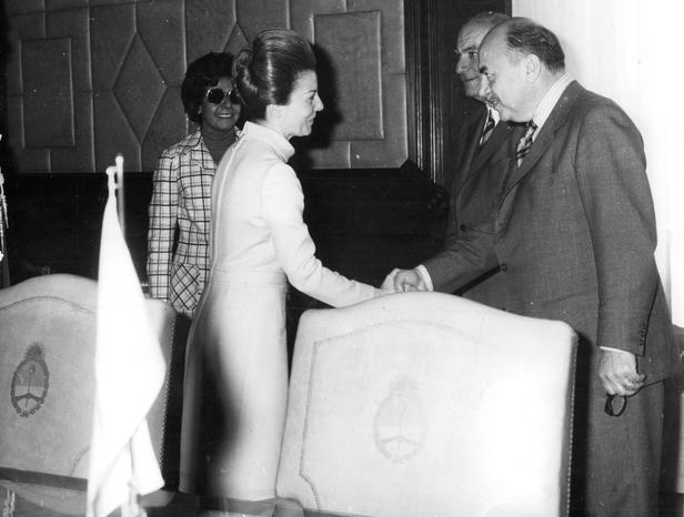 Foto del acto de entrega de documentos argentinos a los isleños, en la Casa de Gobierno - Fuente: Archivo General de la Nación