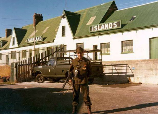 Foto de R. Rodríguez en Malvinas, durante la guerra de 1982 - Fuente: Ricardo Rodríguez