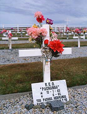 Foto de la tumba de un soldado argentino en las Islas Malvinas - Fuente: Fabrice Bettex