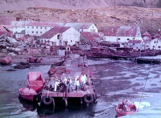 Foto del desembarco argentino en Puerto Leith en 1982 (Georgias del Sur) - Fuente: H&eacute;ctor Osvaldo Caime