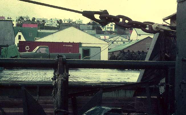 Foto del Apostadero Naval Malvinas al final del conflicto (Isla Soledad) - Fuente: Eduardo A. Rotondo