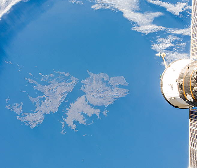 Foto satelital del archipi&eacute;lago de las Malvinas desde la estaci&oacute;n espacial internacional (27 de mayo de 2014) - Fuente: Oleg Artemyev
