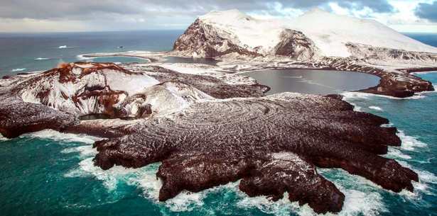 Foto aérea de la isla Candelaria, la mayor del grupo Candelaria (Sandwich del Sur) - Fuente: Peter J. George