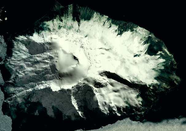 Foto satelital de la isla Visokoi, la más austral del grupo Marqués de Traverse - Fuente: B.A.S.